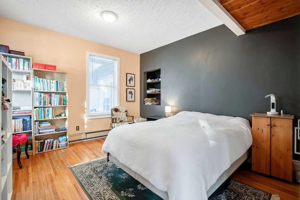 2629 Erlton Street Sw, Calgary, AB - Indoor Photo Showing Bedroom