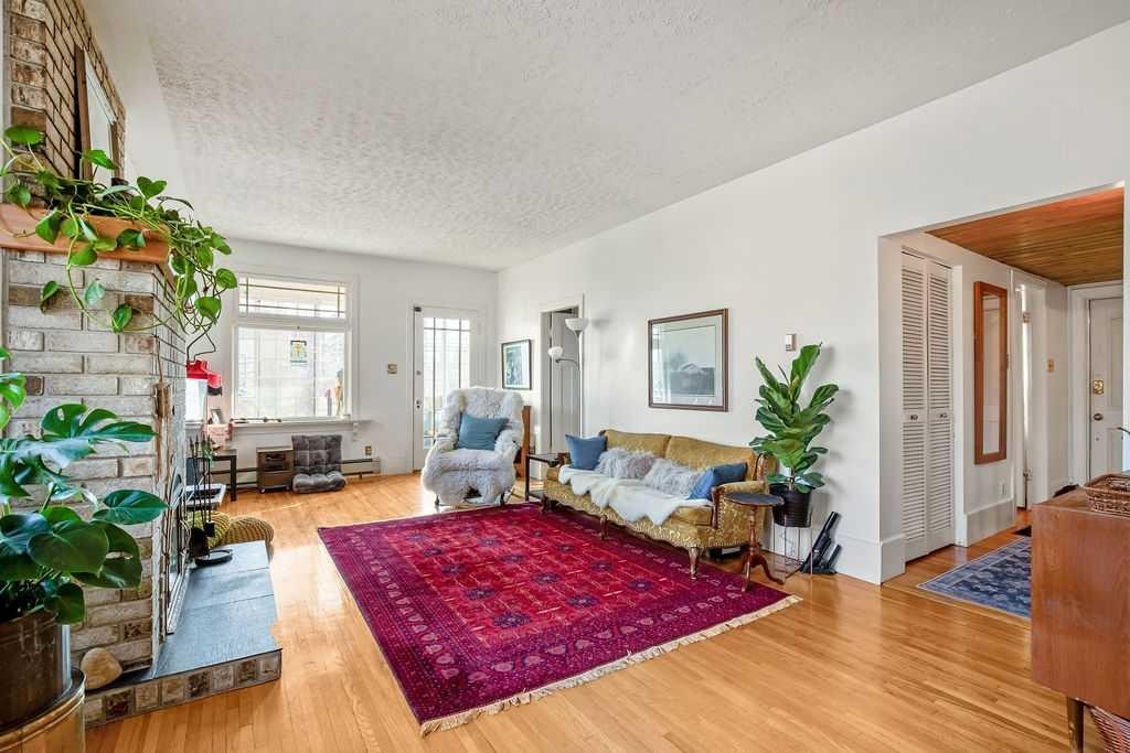 2629 Erlton Street Sw, Calgary, AB - Indoor Photo Showing Living Room