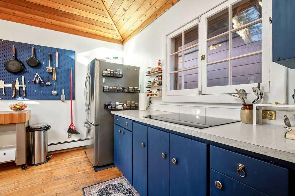 2629 Erlton Street Sw, Calgary, AB - Indoor Photo Showing Kitchen