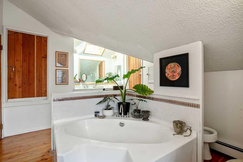 2629 Erlton Street Sw, Calgary, AB - Indoor Photo Showing Bathroom