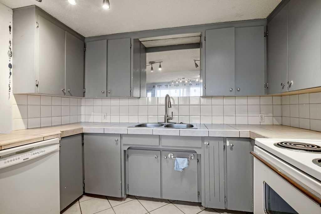 2629 Erlton Street Sw, Calgary, AB - Indoor Photo Showing Kitchen With Double Sink