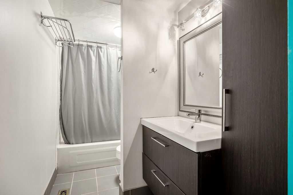 2629 Erlton Street Sw, Calgary, AB - Indoor Photo Showing Bathroom