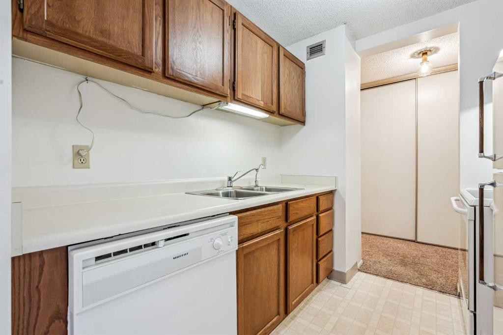 1609-924 14 Avenue Sw, Calgary, AB - Indoor Photo Showing Kitchen With Double Sink