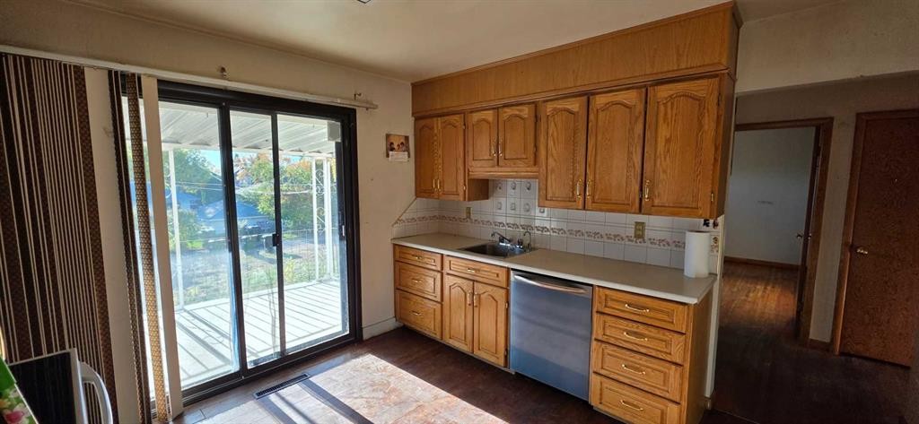 488 Northmount Drive Nw, Calgary, AB - Indoor Photo Showing Kitchen