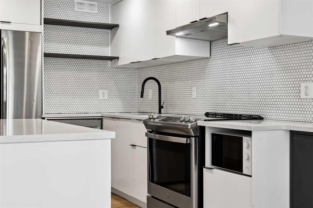 206-1414 5 Street Sw, Calgary, AB - Indoor Photo Showing Kitchen With Upgraded Kitchen