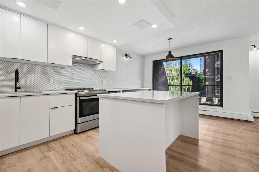 206-1414 5 Street Sw, Calgary, AB - Indoor Photo Showing Kitchen With Upgraded Kitchen