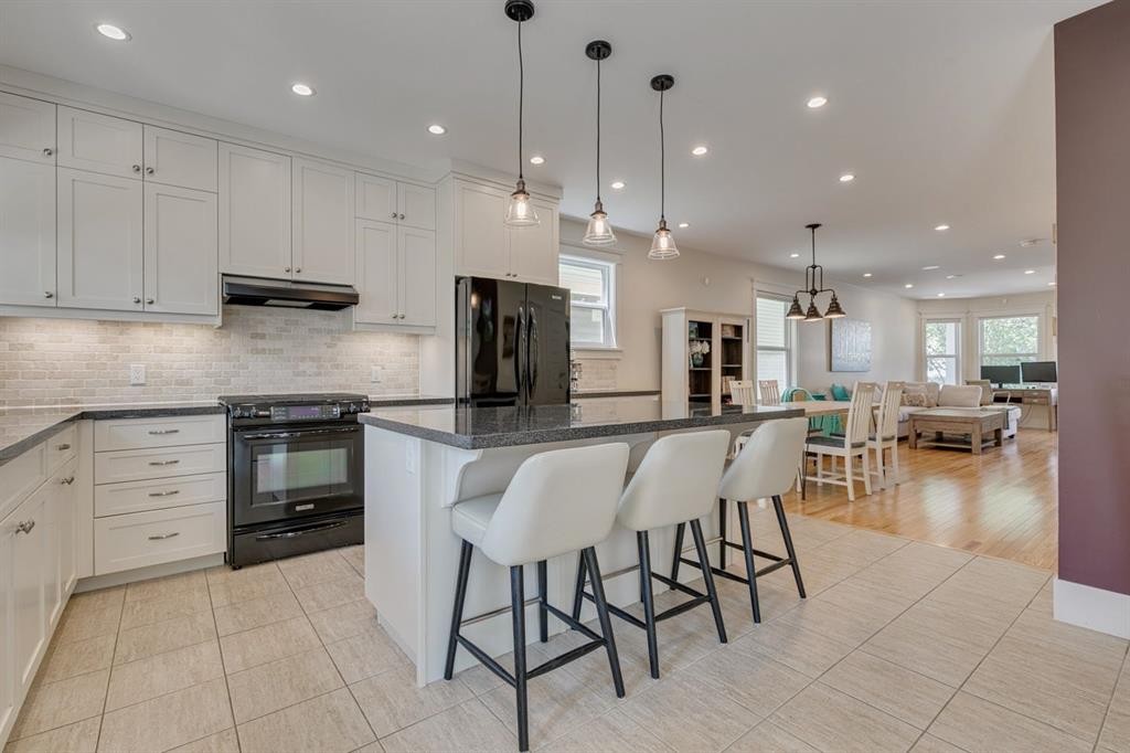 609 23 Avenue Sw, Calgary, AB - Indoor Photo Showing Kitchen With Upgraded Kitchen
