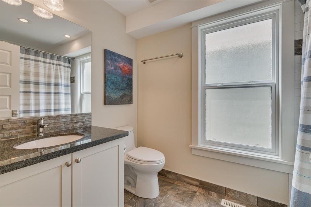 609 23 Avenue Sw, Calgary, AB - Indoor Photo Showing Bathroom