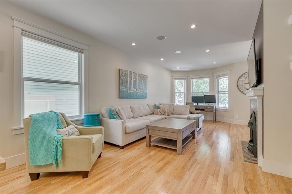 609 23 Avenue Sw, Calgary, AB - Indoor Photo Showing Living Room