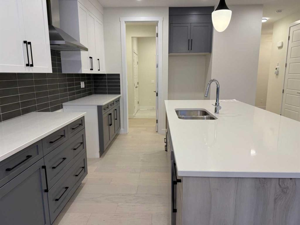 92 Sundown Crescent, Cochrane, AB - Indoor Photo Showing Kitchen With Double Sink