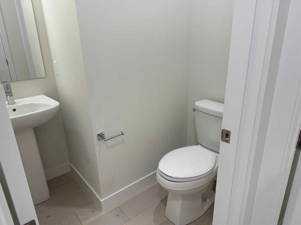 92 Sundown Crescent, Cochrane, AB - Indoor Photo Showing Bathroom