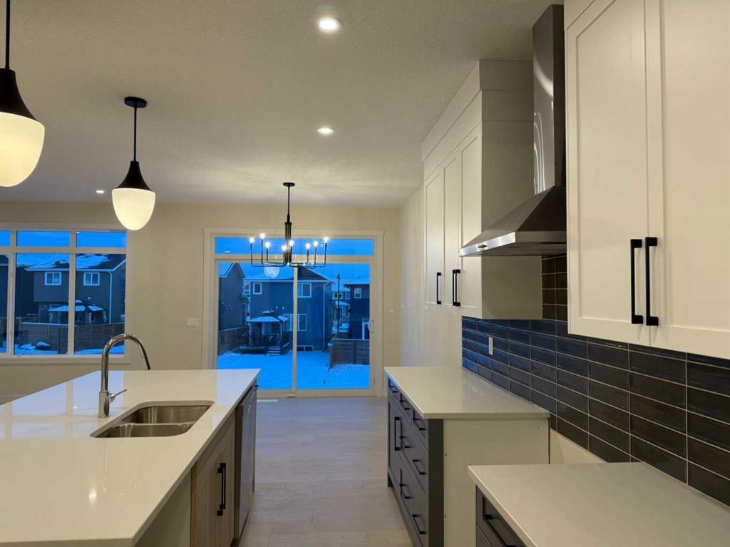 92 Sundown Crescent, Cochrane, AB - Indoor Photo Showing Kitchen With Double Sink