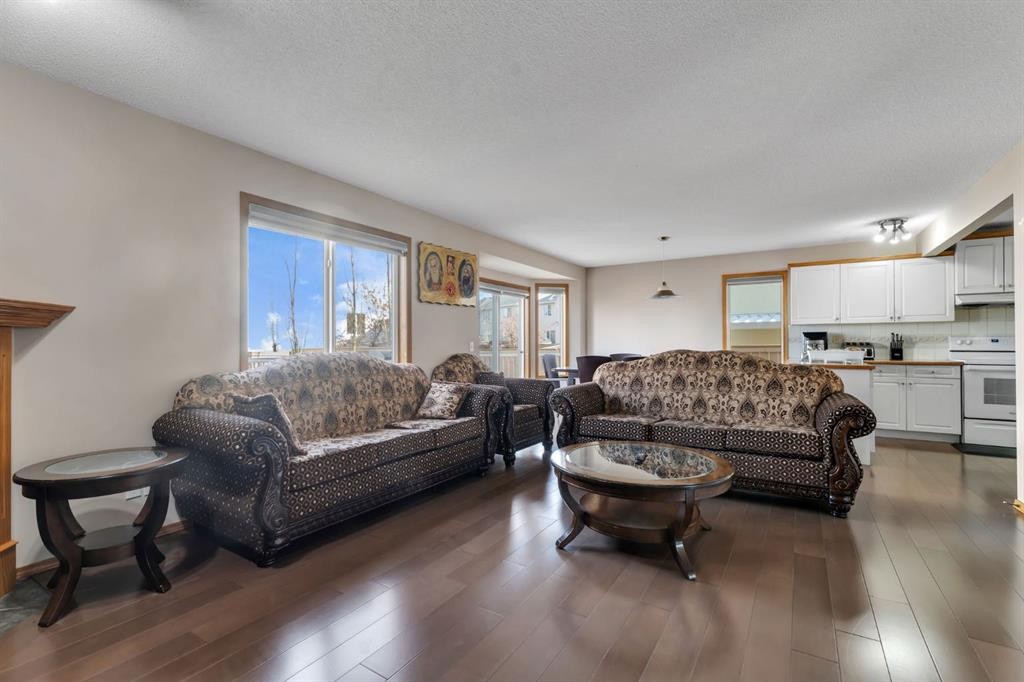 717 Coral Springs Boulevard Ne, Calgary, AB - Indoor Photo Showing Living Room