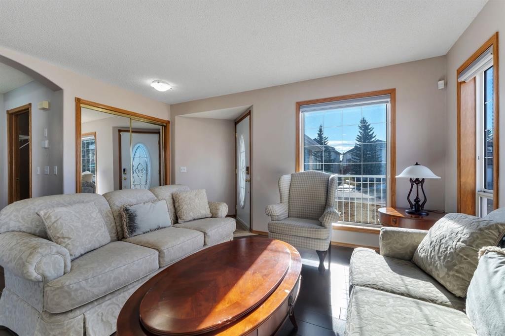 717 Coral Springs Boulevard Ne, Calgary, AB - Indoor Photo Showing Living Room