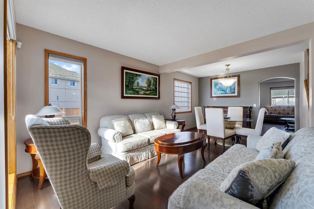 717 Coral Springs Boulevard Ne, Calgary, AB - Indoor Photo Showing Living Room