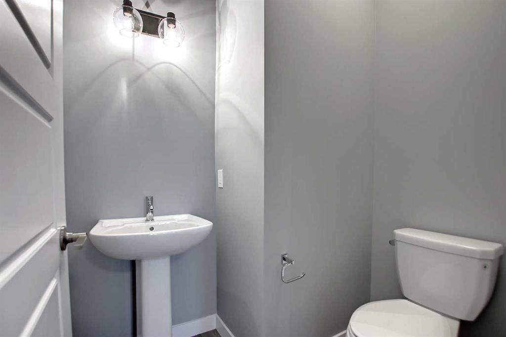 47 Agate Road, Cochrane, AB - Indoor Photo Showing Bathroom