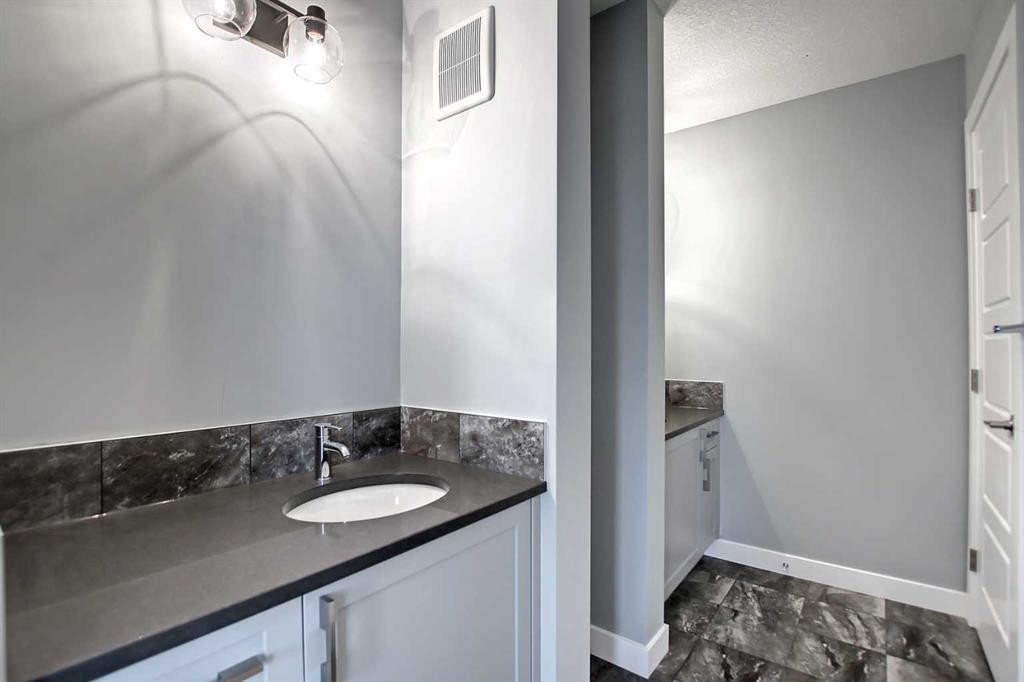 47 Agate Road, Cochrane, AB - Indoor Photo Showing Bathroom