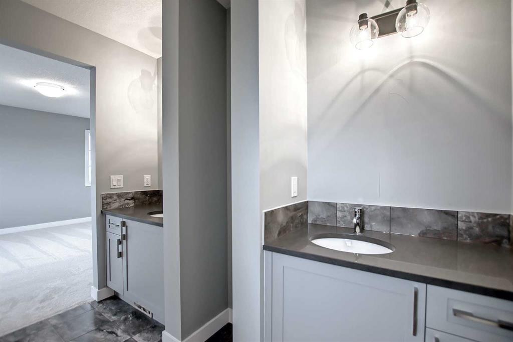 47 Agate Road, Cochrane, AB - Indoor Photo Showing Bathroom