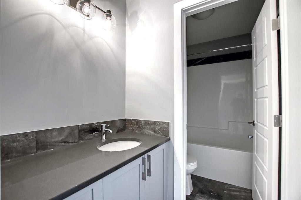 47 Agate Road, Cochrane, AB - Indoor Photo Showing Bathroom