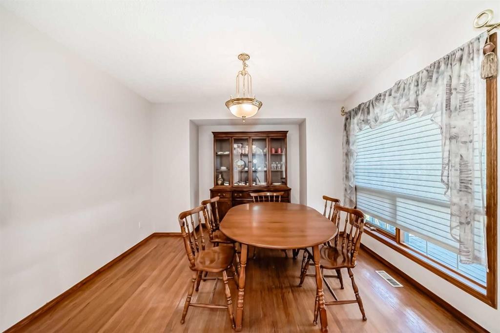 42 Sierra Nevada Green Sw, Calgary, AB - Indoor Photo Showing Dining Room