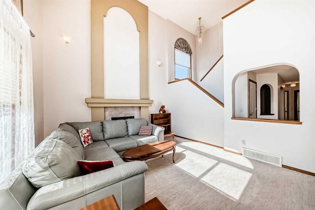 42 Sierra Nevada Green Sw, Calgary, AB - Indoor Photo Showing Living Room