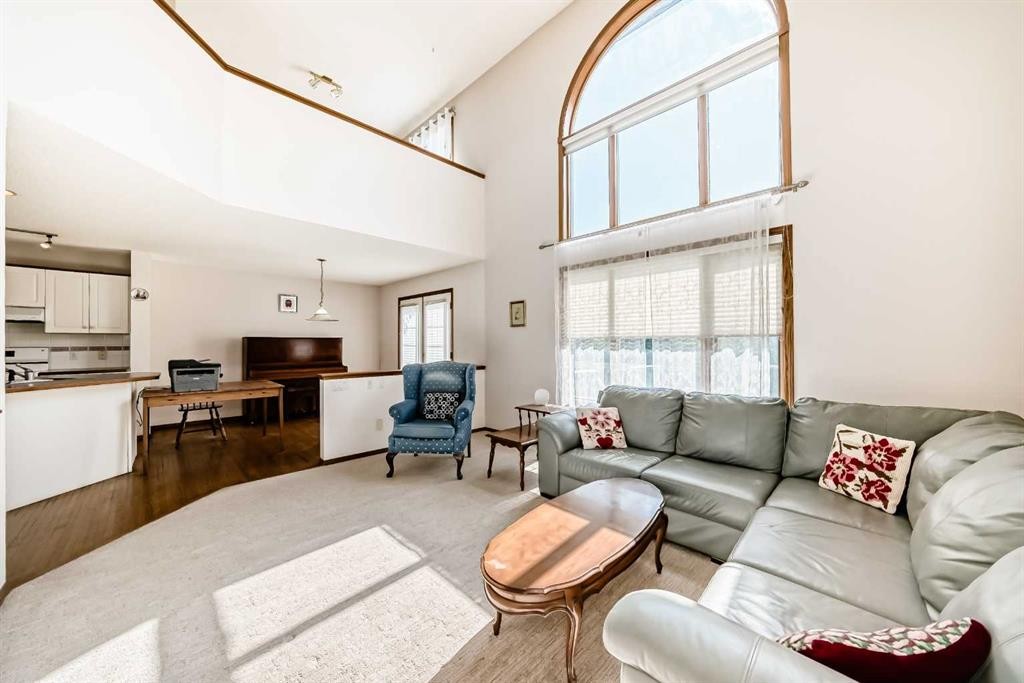 42 Sierra Nevada Green Sw, Calgary, AB - Indoor Photo Showing Living Room