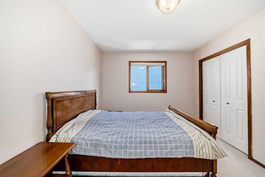 42 Sierra Nevada Green Sw, Calgary, AB - Indoor Photo Showing Bedroom