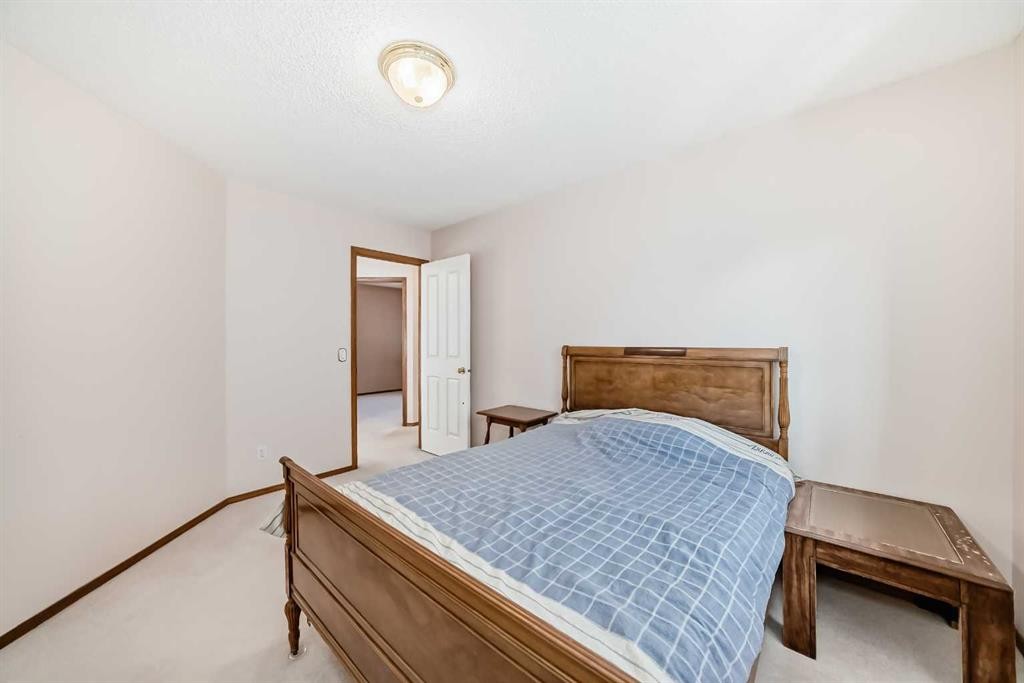 42 Sierra Nevada Green Sw, Calgary, AB - Indoor Photo Showing Bedroom