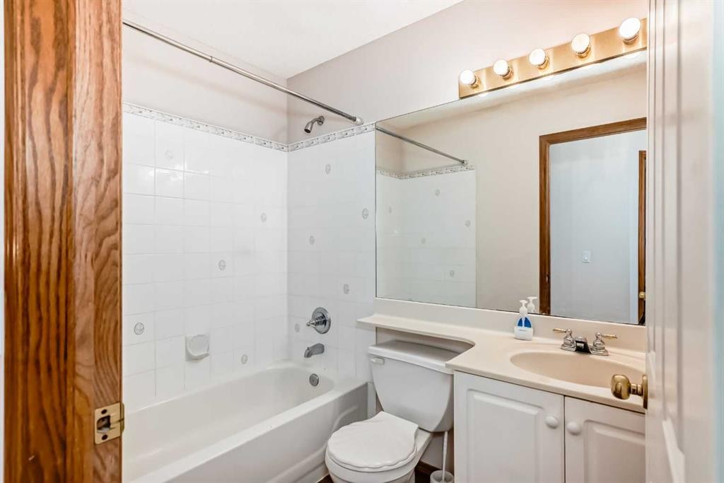 42 Sierra Nevada Green Sw, Calgary, AB - Indoor Photo Showing Bathroom