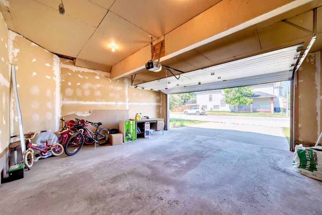 42 Sierra Nevada Green Sw, Calgary, AB - Indoor Photo Showing Garage