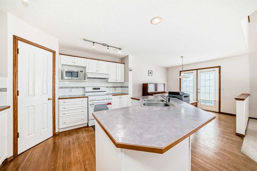 42 Sierra Nevada Green Sw, Calgary, AB - Indoor Photo Showing Kitchen With Double Sink