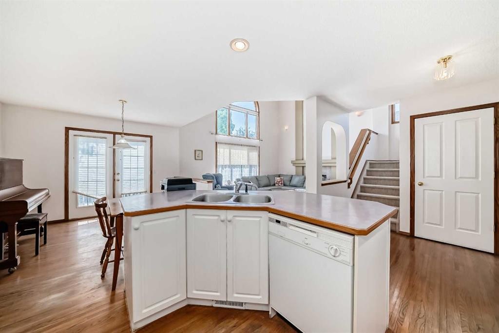 42 Sierra Nevada Green Sw, Calgary, AB - Indoor Photo Showing Kitchen With Double Sink