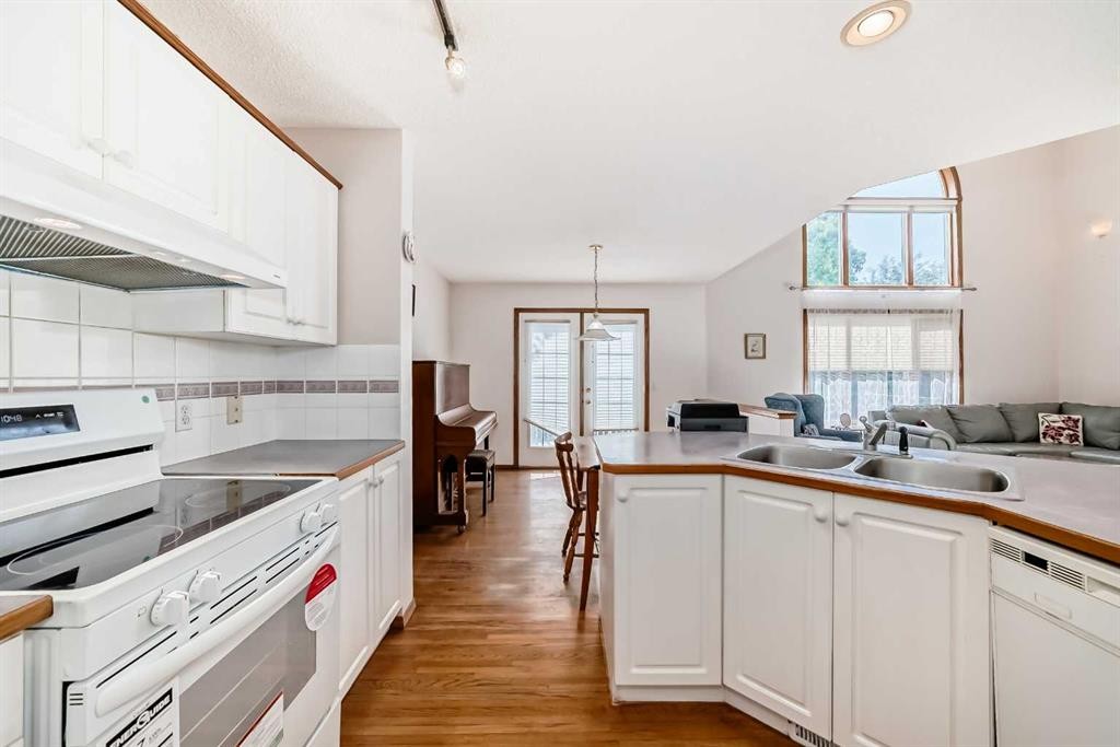 42 Sierra Nevada Green Sw, Calgary, AB - Indoor Photo Showing Kitchen With Double Sink