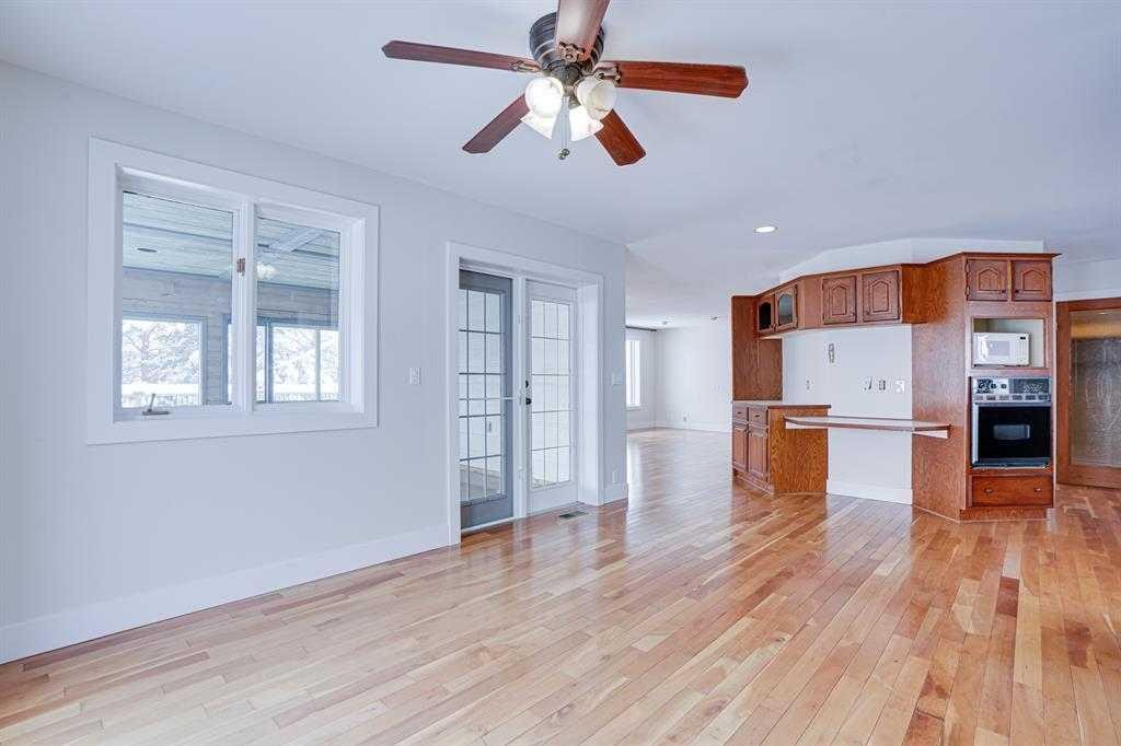 264201 Range Road 12 Sw, Airdrie, AB - Indoor Photo Showing Kitchen