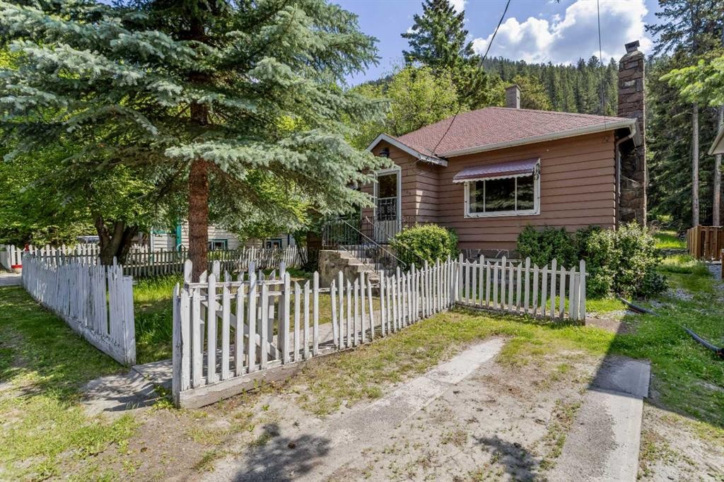 404 Otter Street, Banff, AB - Outdoor