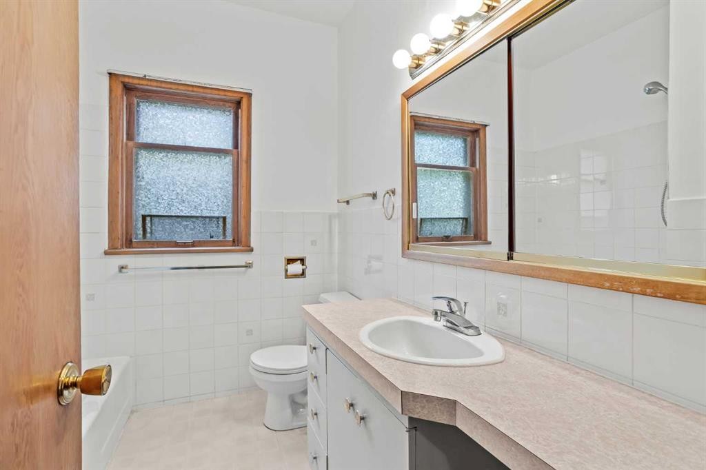 404 Otter Street, Banff, AB - Indoor Photo Showing Bathroom