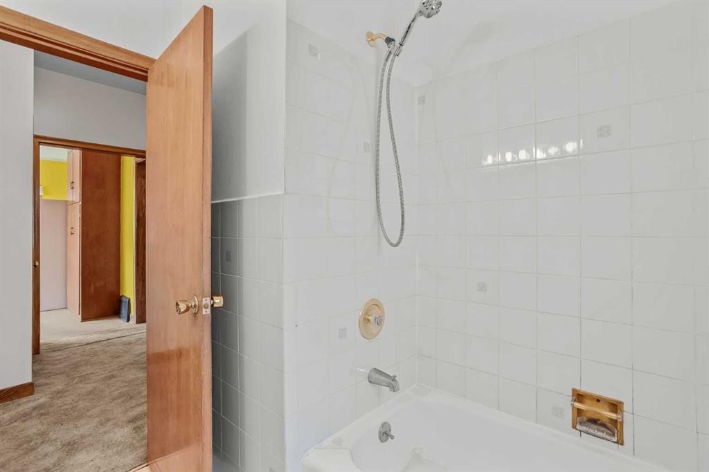 404 Otter Street, Banff, AB - Indoor Photo Showing Bathroom