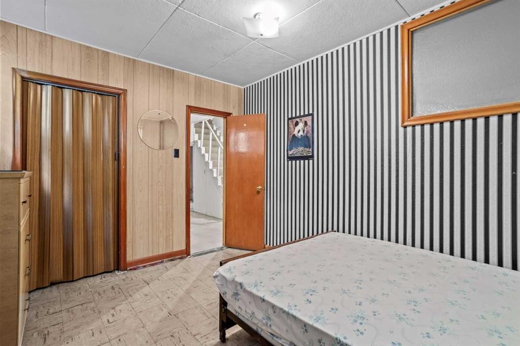 404 Otter Street, Banff, AB - Indoor Photo Showing Bedroom