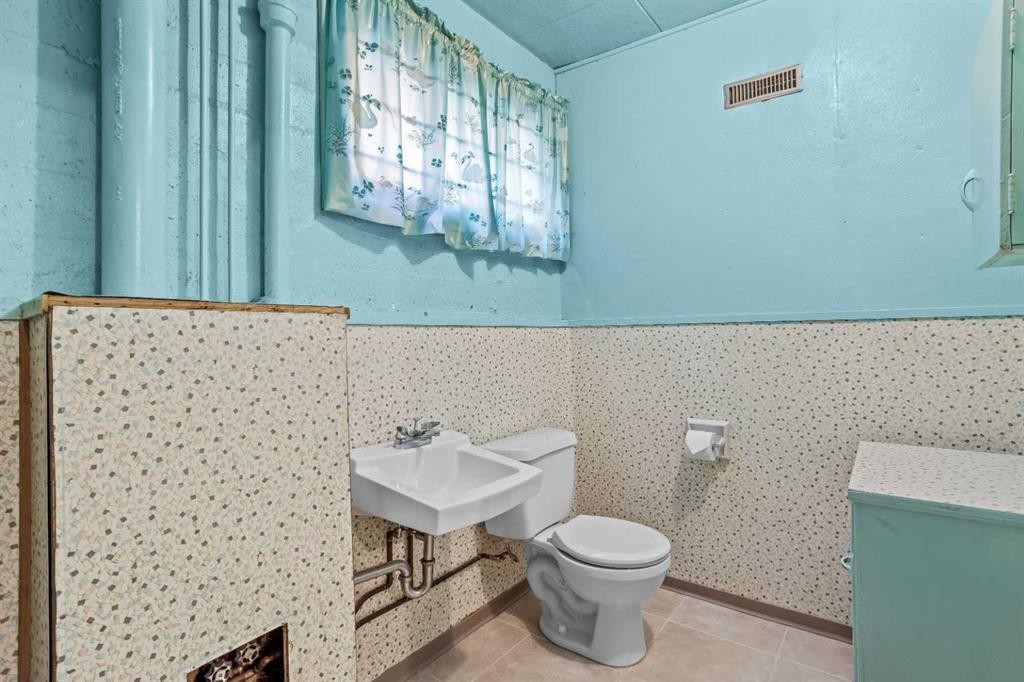 404 Otter Street, Banff, AB - Indoor Photo Showing Bathroom