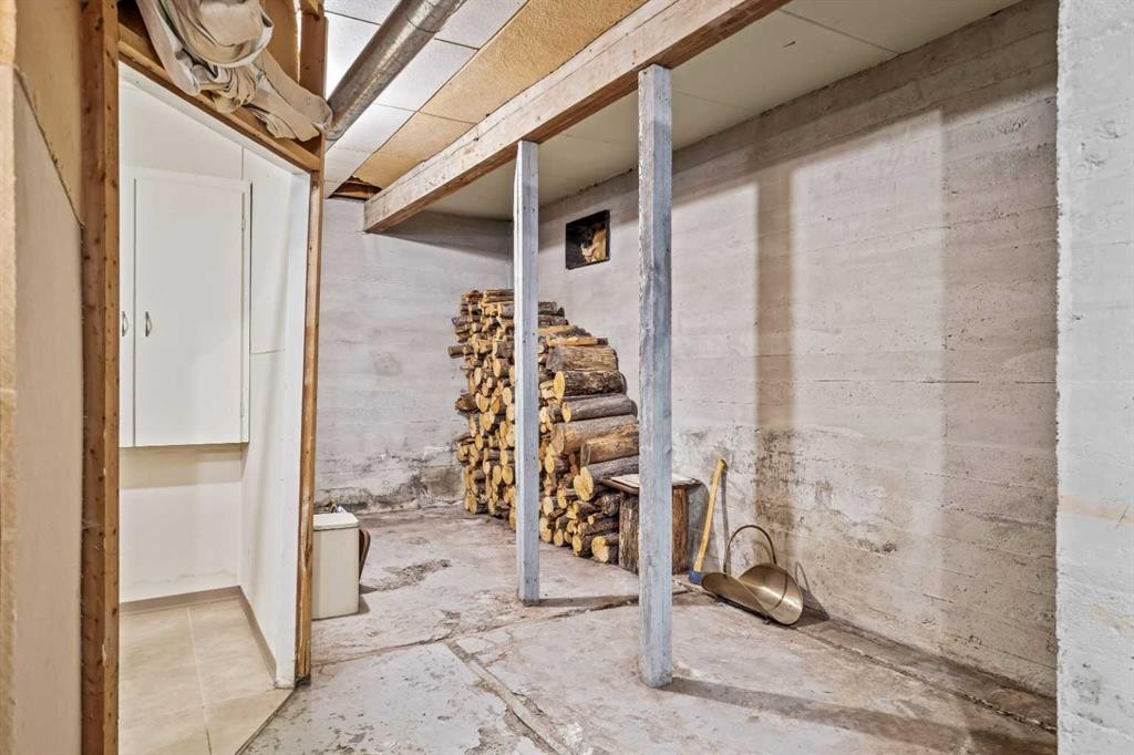 404 Otter Street, Banff, AB - Indoor Photo Showing Other Room