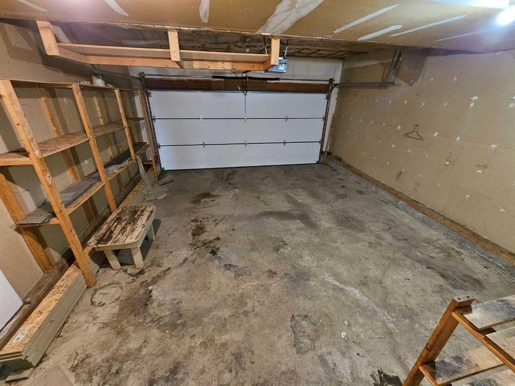 302 Meadowbrook Bay Se, Airdrie, AB - Indoor Photo Showing Garage