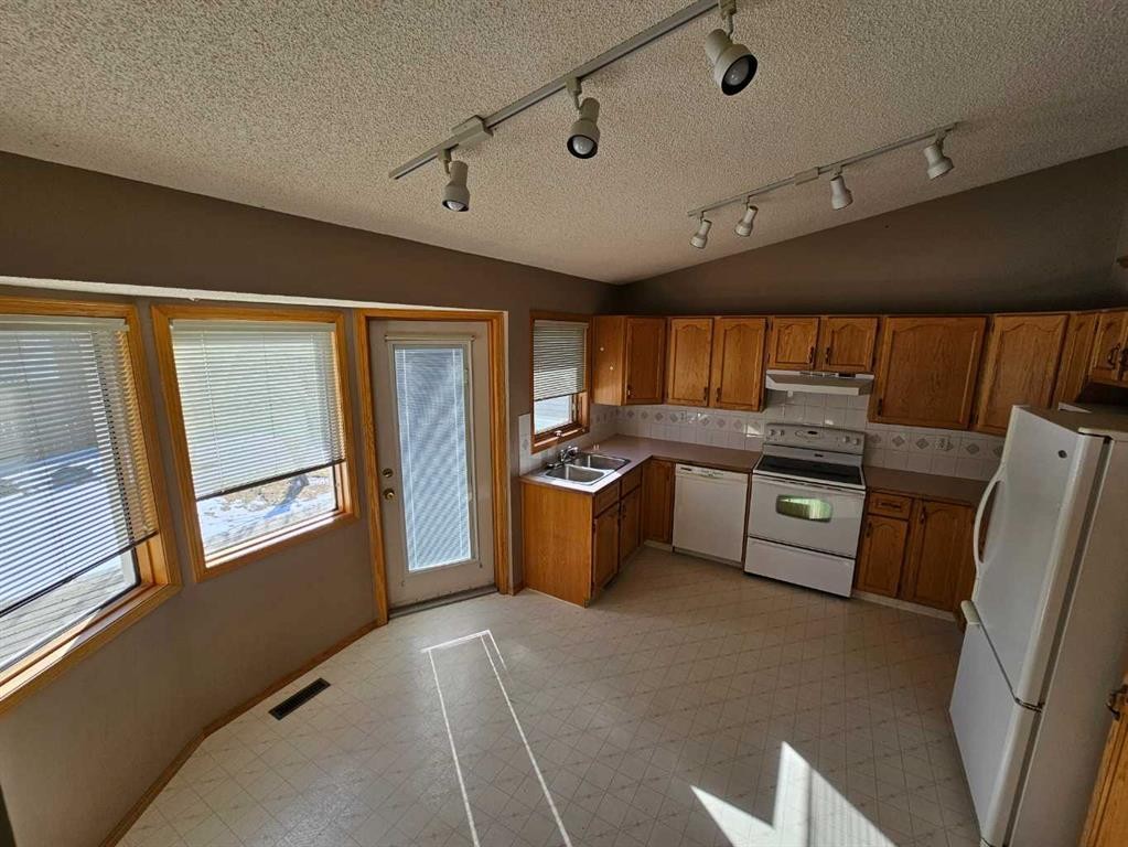 302 Meadowbrook Bay Se, Airdrie, AB - Indoor Photo Showing Kitchen With Double Sink