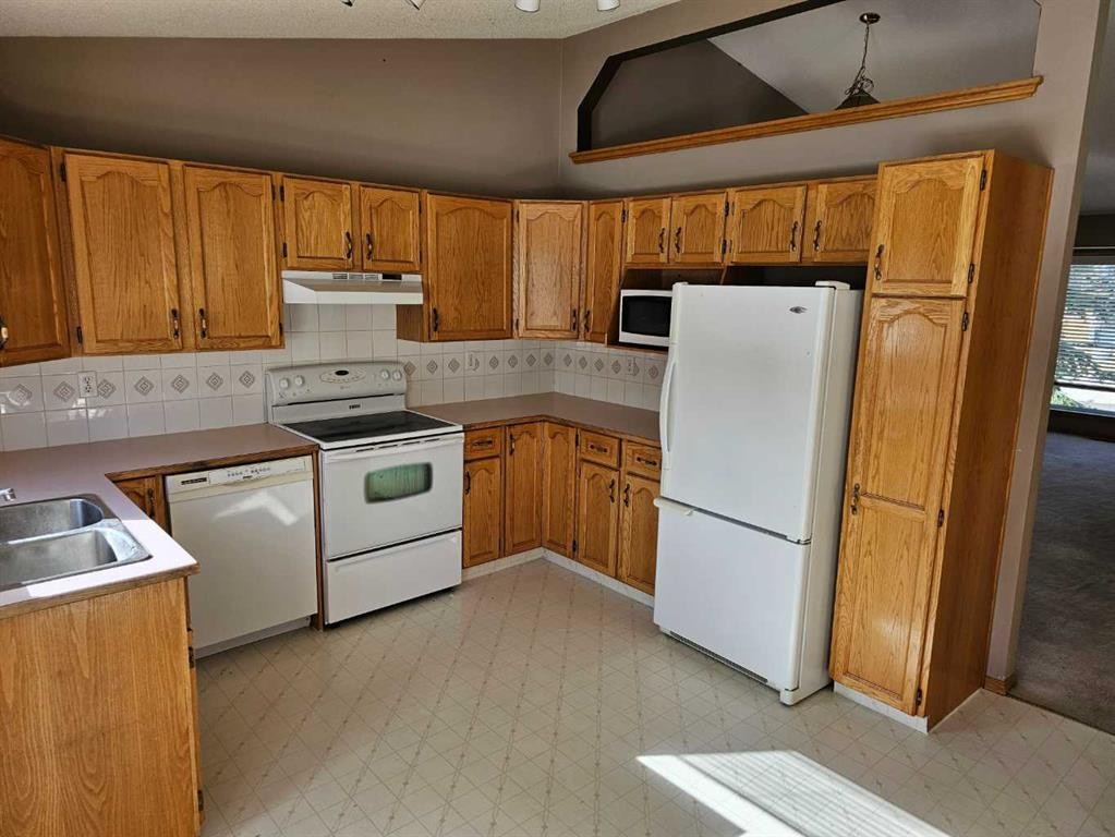 302 Meadowbrook Bay Se, Airdrie, AB - Indoor Photo Showing Kitchen With Double Sink