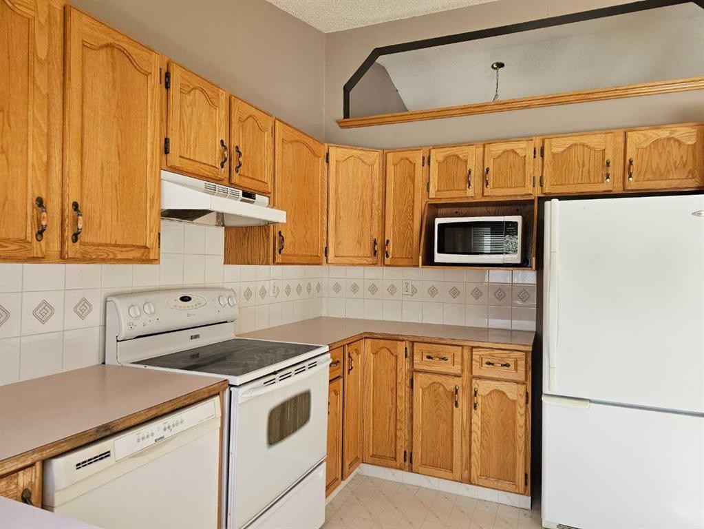 302 Meadowbrook Bay Se, Airdrie, AB - Indoor Photo Showing Kitchen