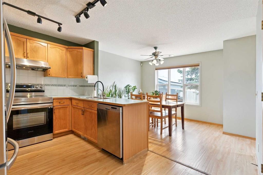 7 Covewood Park Ne, Calgary, AB - Indoor Photo Showing Kitchen
