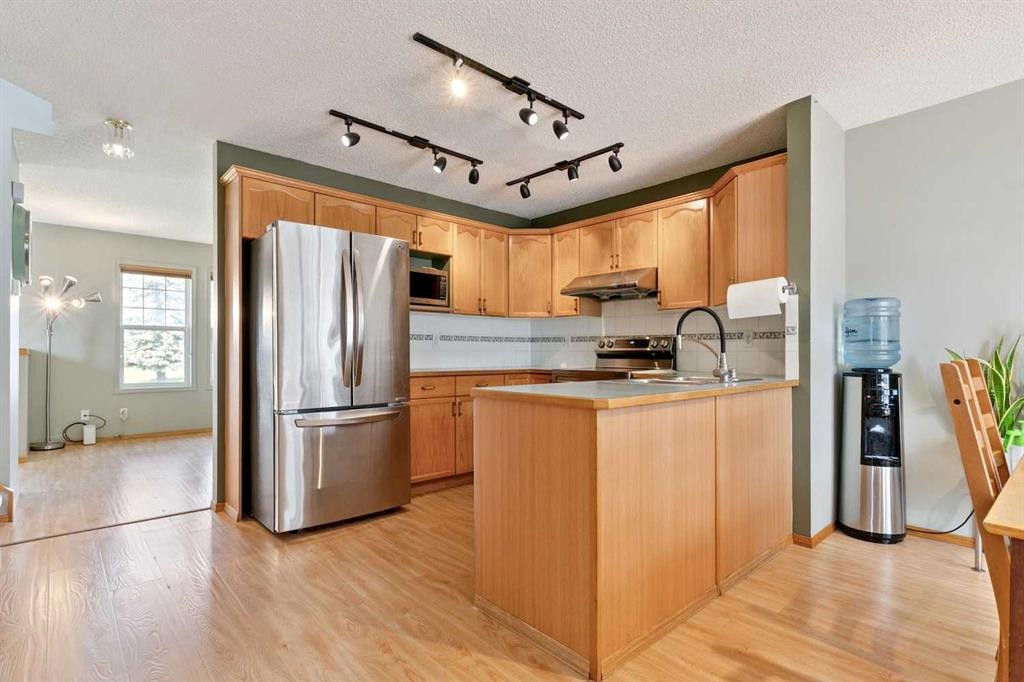 7 Covewood Park Ne, Calgary, AB - Indoor Photo Showing Kitchen