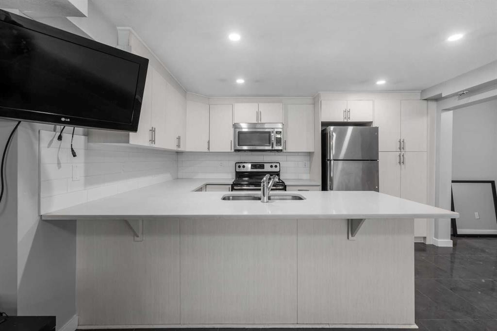 5-2815 17 Street Sw, Calgary, AB - Indoor Photo Showing Kitchen With Double Sink