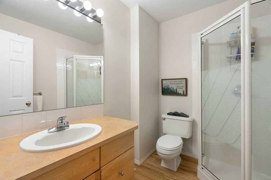 2-601 4Th Street, Canmore, AB - Indoor Photo Showing Bathroom