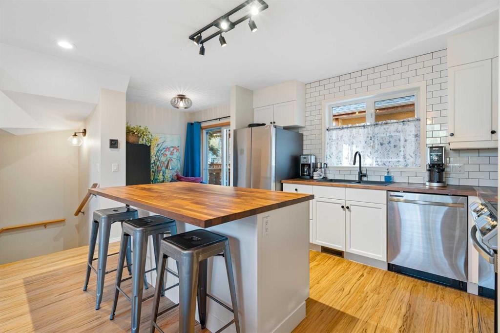 2-601 4Th Street, Canmore, AB - Indoor Photo Showing Kitchen