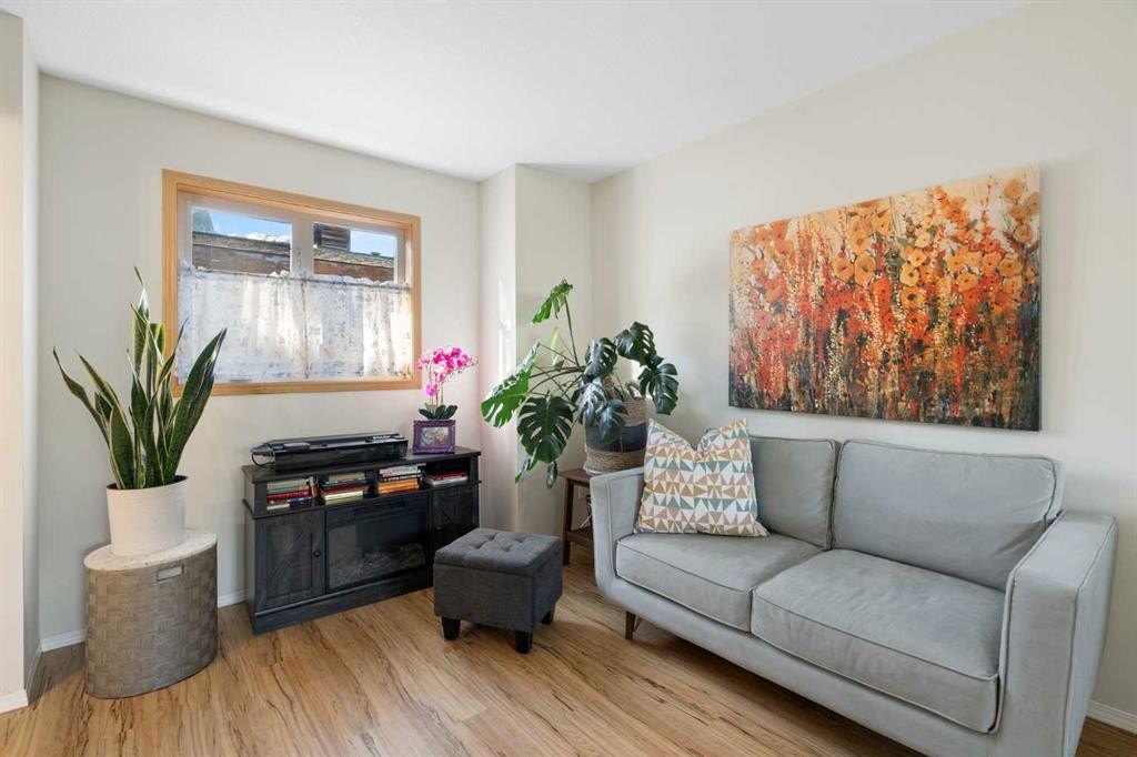 2-601 4Th Street, Canmore, AB - Indoor Photo Showing Living Room